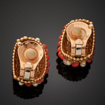 null VAN CLEEF AND ARPELS.
Pair of ear clips in 18k yellow gold, alternating lines...