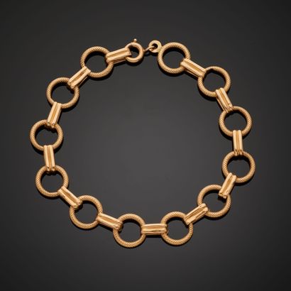 null Bracelet en or jaune 18k alternant maillons ronds ciselés et maillons godronnés...