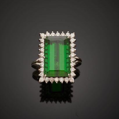 null Bague en or gris 18k présentant une apatite verte rectangulaire d'environ 16...