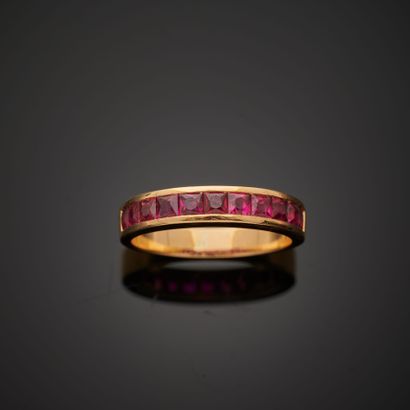 null Half wedding band in 18k yellow gold set with eleven calibrated rubies.
Total...