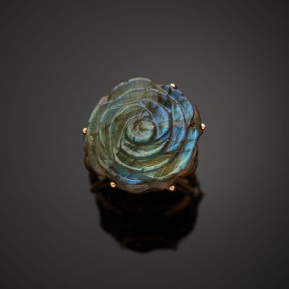 null GUERIN "Les Muses".
Bague en or rose 18k sertie d'une labradorite taillée en...