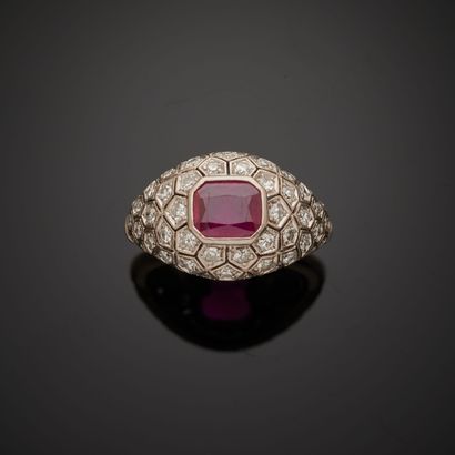 null Bague en platine 850 millièmes, ornée de diamants de taille huit-huit et centrée...