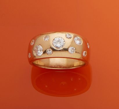 null Band ring in 18k yellow gold set with eleven modern brilliant-cut diamonds.
Marked...