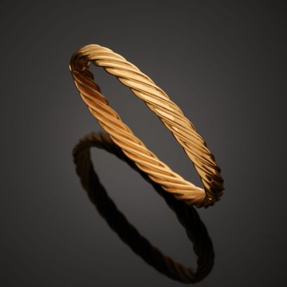 Bracelet rigide en or jaune 18k dessiné de...