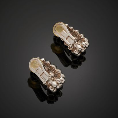 null BOUCHERON "Grains de Raisin".
Paire de boutons d'oreilles en or gris 18k dessinés...