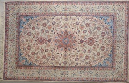 ISPAHAN, Iran.
Grand et fin tapis en laine...