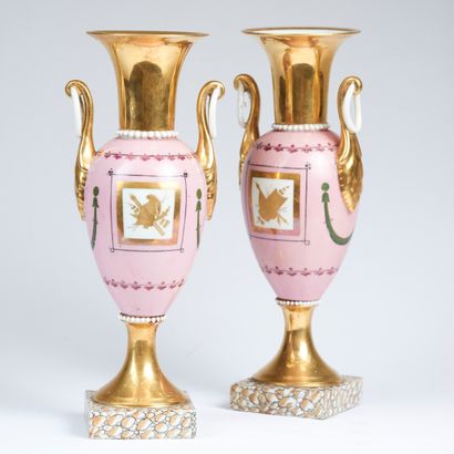 PARIS.
Paire de vases balustre en porcelaine...