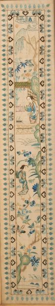 null CHINA.
Silk lé embroidered with figures in a landscape.
20th century.
Height...