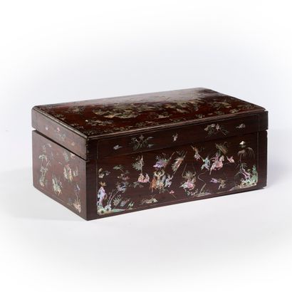 null VIETNAM.
Rectangular wooden box inlaid with mother-of-pearl, decorated on the...