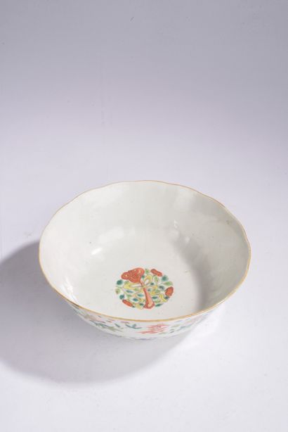 CHINA.
Polychrome enameled porcelain bowl...