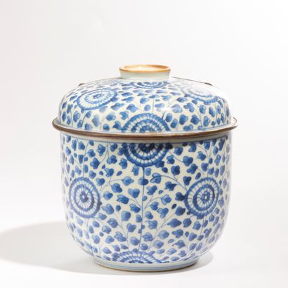null CHINA.
Porcelain covered pot decorated in blue underglaze with stylized peonies...