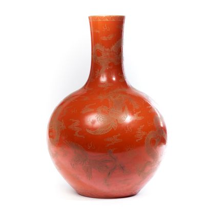null CHINA.
Red and gold enameled porcelain tianqiuping vase with dragons. Apocryphal...