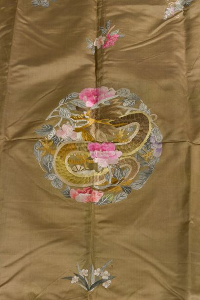 null CHINA. 
Square-shaped panel in khaki silk, embroidered with polychrome threads...