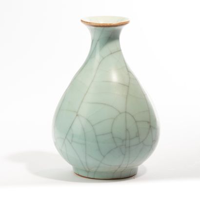 CHINA. 
Yuhuchunping vase in cracked celadon...