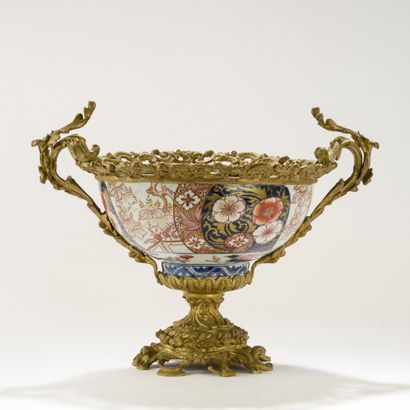 null JAPAN.
Circular Imari porcelain bowl decorated with flowered reserves, the Louis...
