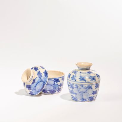 null CHINA.
Porcelain covered pot decorated in blue underglaze with stylized peonies...