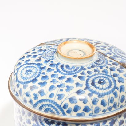 null CHINE.
Pot couvert en porcelaine décorée en bleu sous couverte de pivoines stylisées...