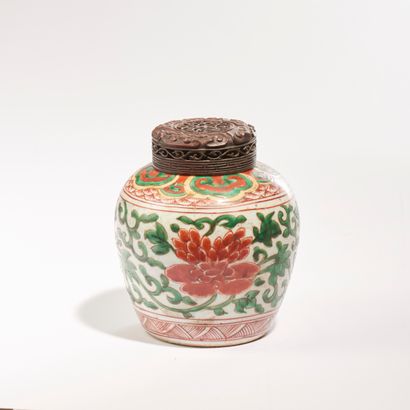 CHINA. 
Small baluster porcelain pot decorated...