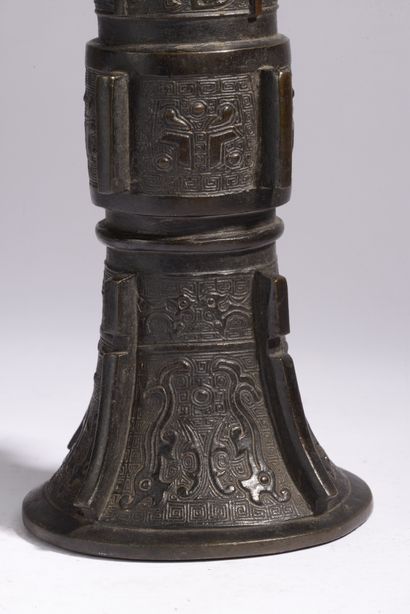 null CHINE.
Vase de forme "gu" en bronze à patine brune à décor incisé de cigales...
