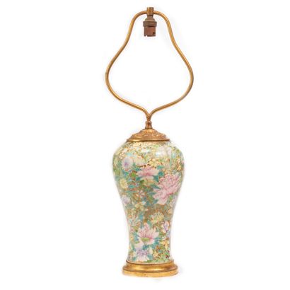 JAPON.
Vase en porcelaine à décor mille-fleurs...