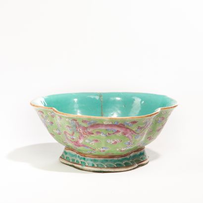 CHINA.
Three-lobed porcelain dish with polychrome...