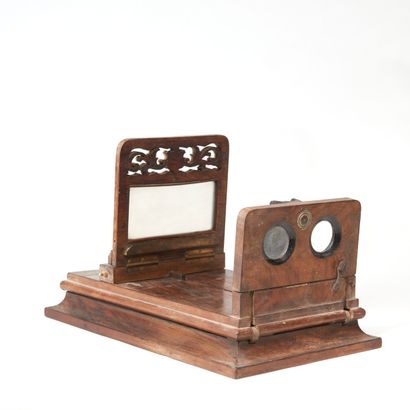 null Rosewood and rosewood veneer tabletop stereoscope (slight dents).
19th century.
Closed...