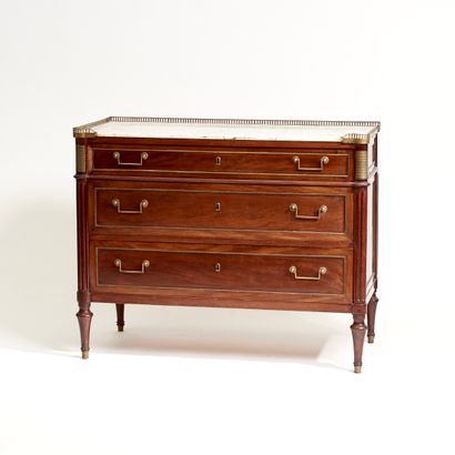 null Straight mahogany and mahogany veneer chest of drawers (split) opening to three...