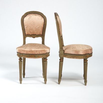 null Pair of molded and carved beech chairs painted gray (chips), the curved back...
