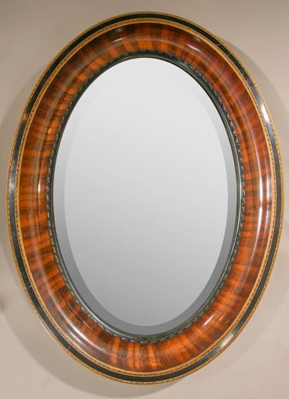 null Oval beveled mirror in blackened wood and veneer (accidents, cracks and restorations).
20th...