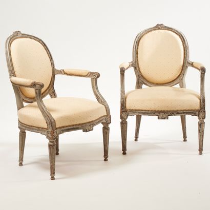 null Pair of cabriolet armchairs in molded, carved and painted gray beech (chips),...