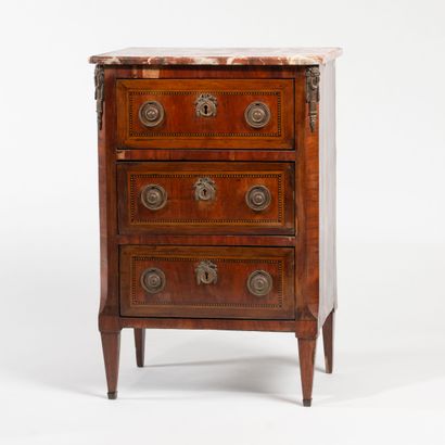 null Small chest of drawers in wood and rosewood veneer and filleted frames, opening...