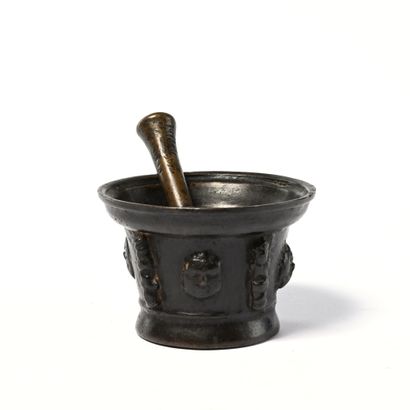 null Bronze mortar decorated with alternating faces of Atlantes.
17th century.
Height...