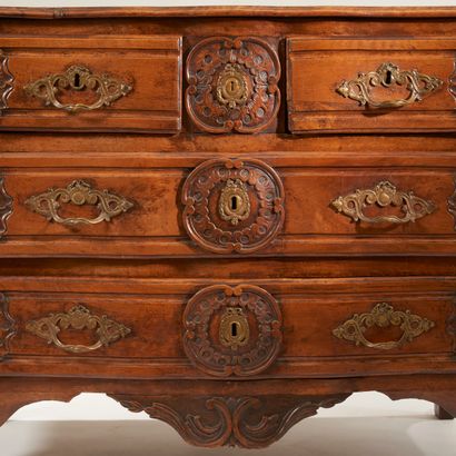 null Moulded and carved walnut curved chest of drawers, decorated with shells, festoons...