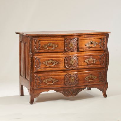 null Moulded and carved walnut curved chest of drawers, decorated with shells, festoons...