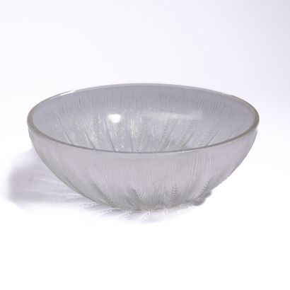  René LALIQUE (1860-1945).
Round glass bowl molded and pressed with ears of wheat,... Gazette Drouot