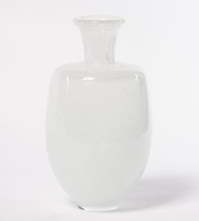 null Bottle vase in white bubble glass.
Circa 1980.
Height 24 cm high