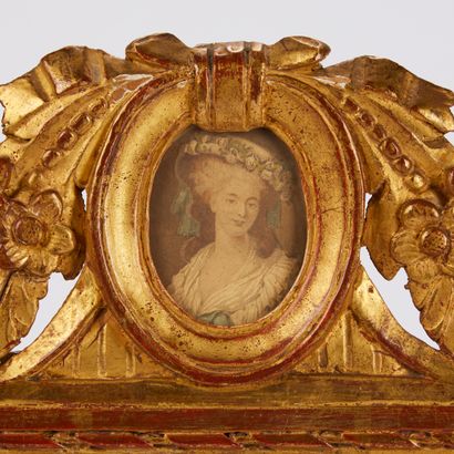 null Small carved and gilded wood mirror, the pediment adorned with a color engraving...