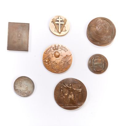 null Seven commemorative bronze medals, including: 
- A medal with the coat of arms...