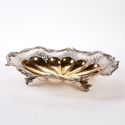 null An oval basket in repoussé and chased silver 800 thousandths, the basin decorated...