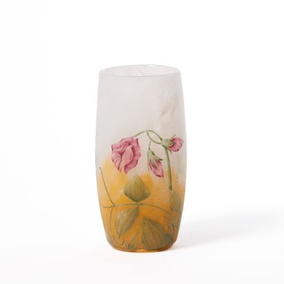 null DAUM, Nancy.
Small enameled glass vase with mauve flowers on a yellow and white...