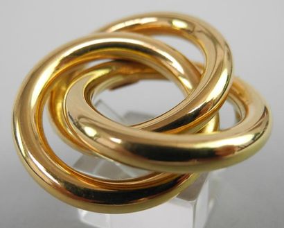 BROCHE en or jaune formée de trois anneaux...