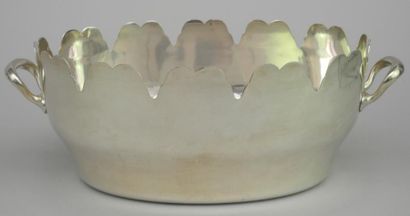 null VERRIÈRE en métal argenté uni à deux anses sinueuses. Haut.: 12 cm - Long.:...