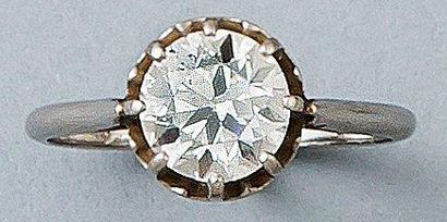 null BAGUE solitaire en platine griffée d'un diamant demi taille d'1,6 carat environ...
