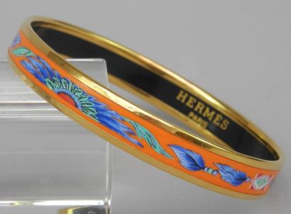 HERMES Paris Bracelet rigide en métal doré à décor d'un galon de plumes bleues et...