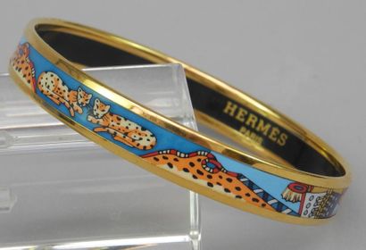 HERMES Paris Bracelet rigide en métal doré à décor d'un galon de panthères et brandebourgs...