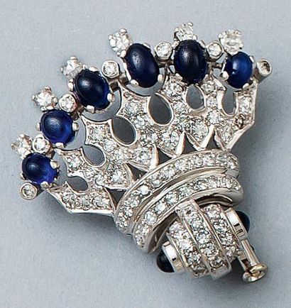 null BROCHE couronne en or gris pavé de diamants, les fleurons sertis de saphirs...