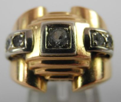 null BAGUE CHEVALIÈRE en or jaune griffée d'un petit diamant central posé sur un...