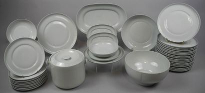 null Partie de service de table comprenant au total 19 assiettes plates, 10 assiettes...