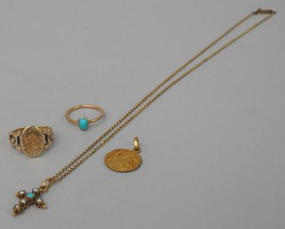  Petit lot d'or: chevalière, médaille ronde, croix sertie de perles et d'une turquoise,...