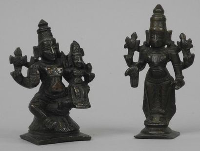  Deux petits sujets bronzes patinés figurant des divinités Travail Indien XIXème...